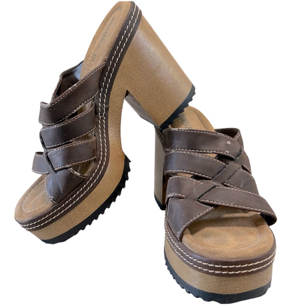 Vintage Chunky heel slide on brown Y2K 1990’s platform sandals by fashion bug